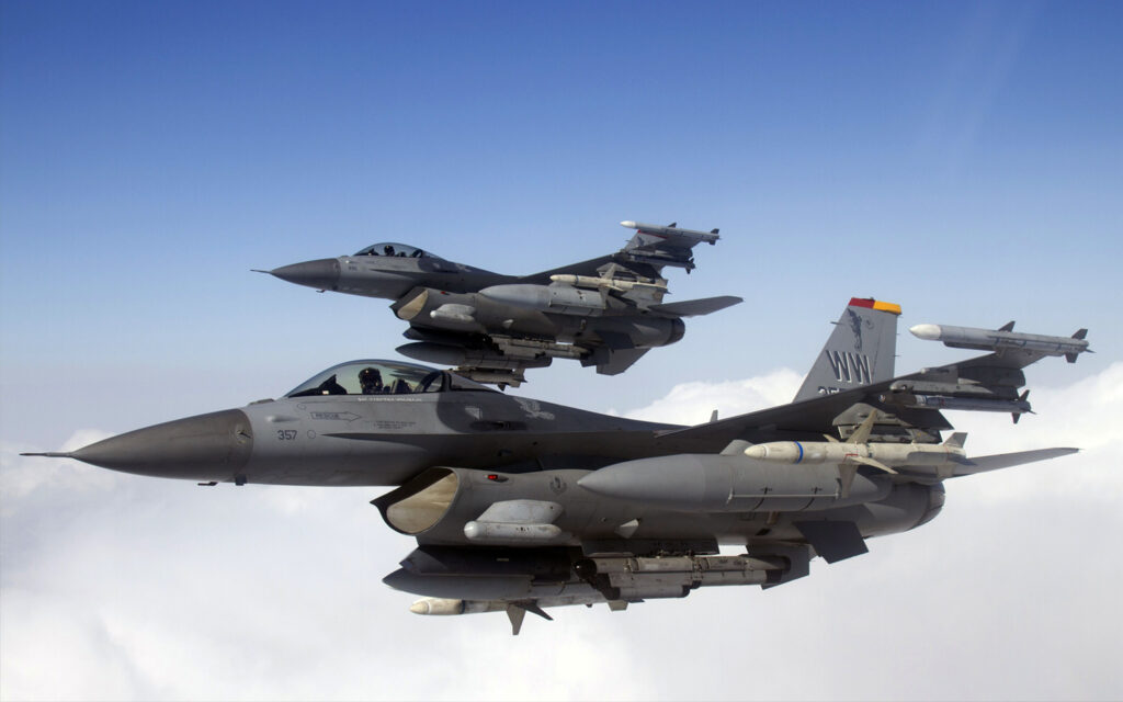 2 F-16 Fighting Falcons