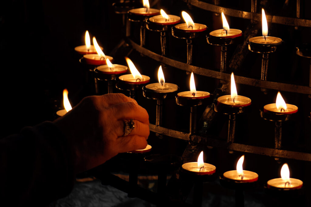 hand lighting candels