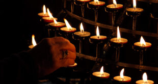 hand lighting candels