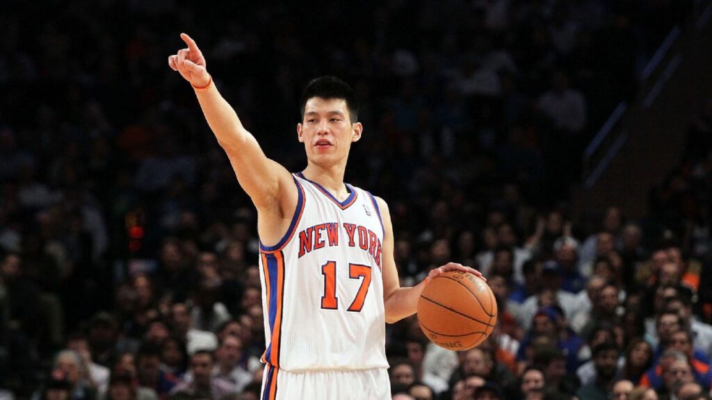 Jeremy Lin pointing to pass