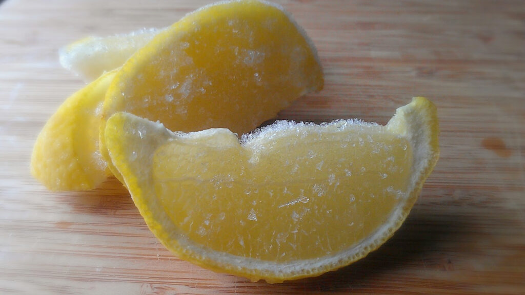 2 frozen lemon slices